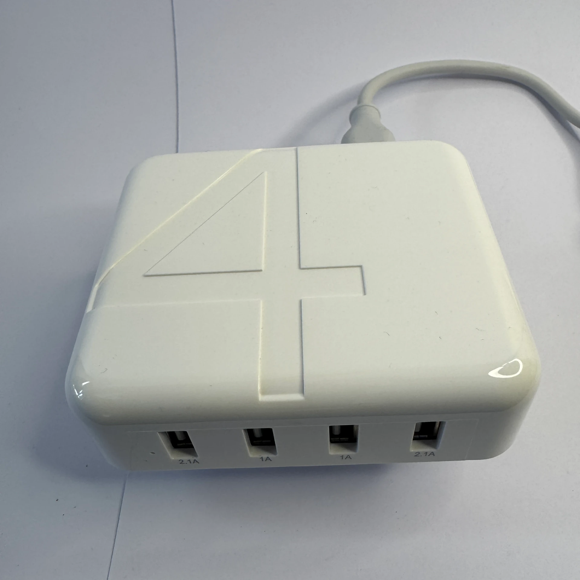 Cargador USB blanco de 4 puertos